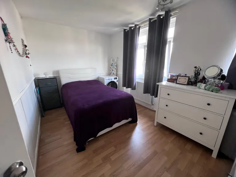 2 bed flat for sale - Image 2
