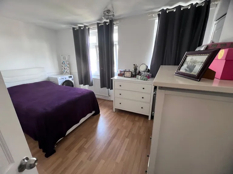 2 bed flat for sale - Image 4