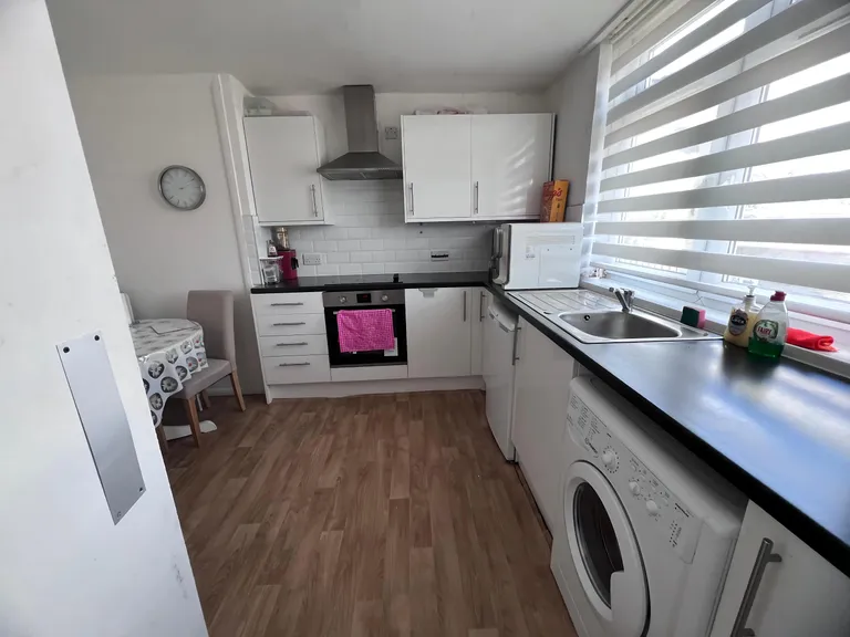 2 bed flat for sale - Image 7