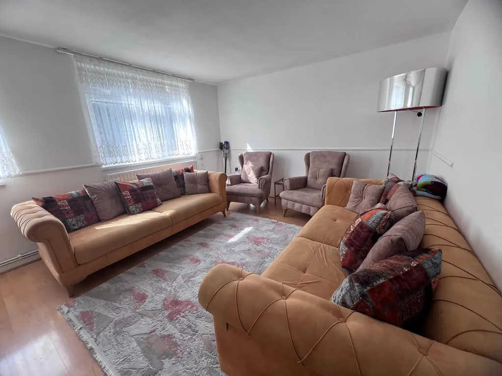 2 bed flat for sale - Image 8