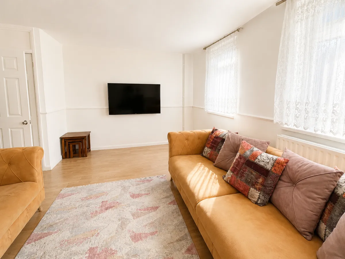 2 bed flat for sale - Image 3