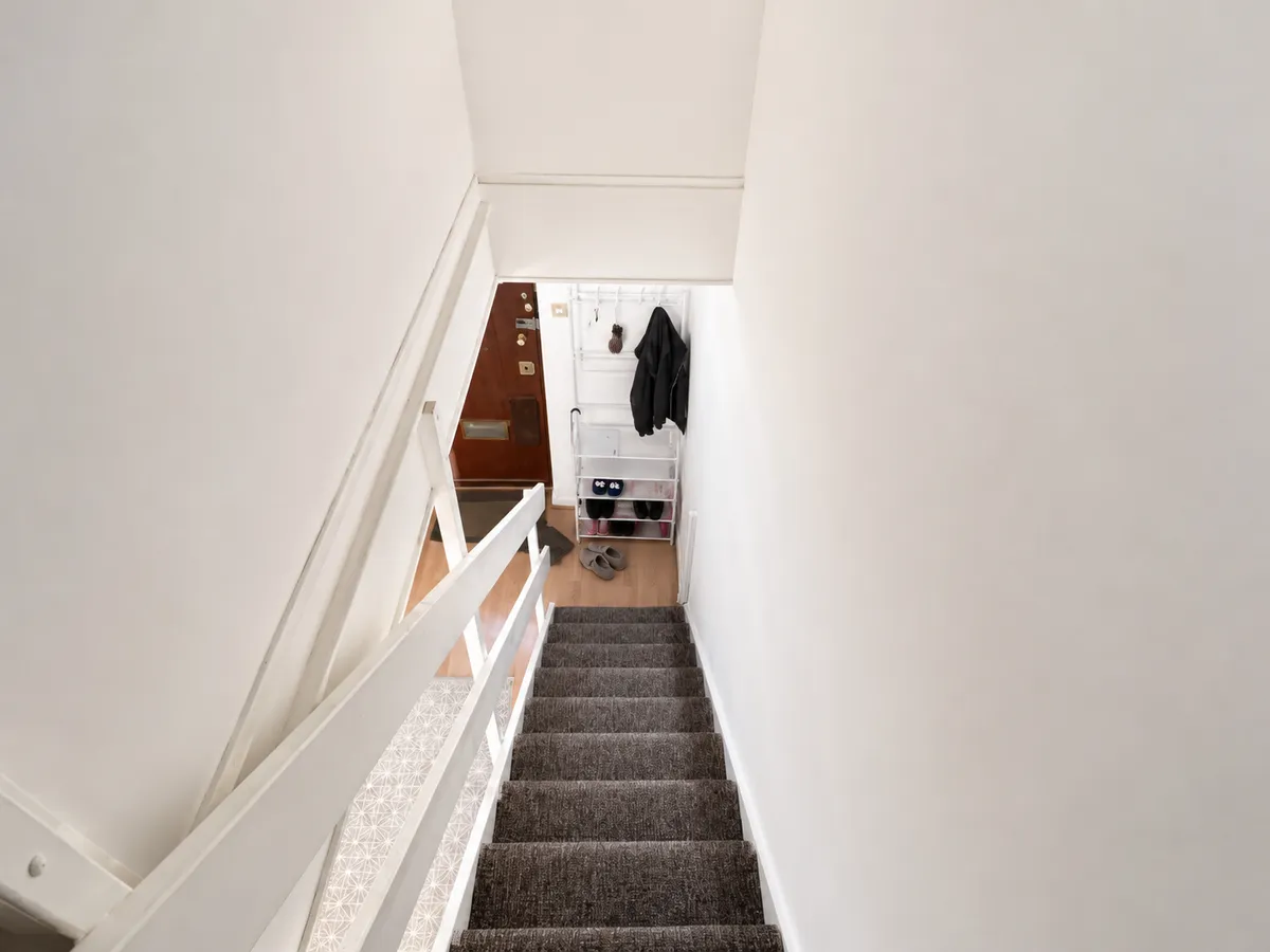 2 bed flat for sale - Image 4