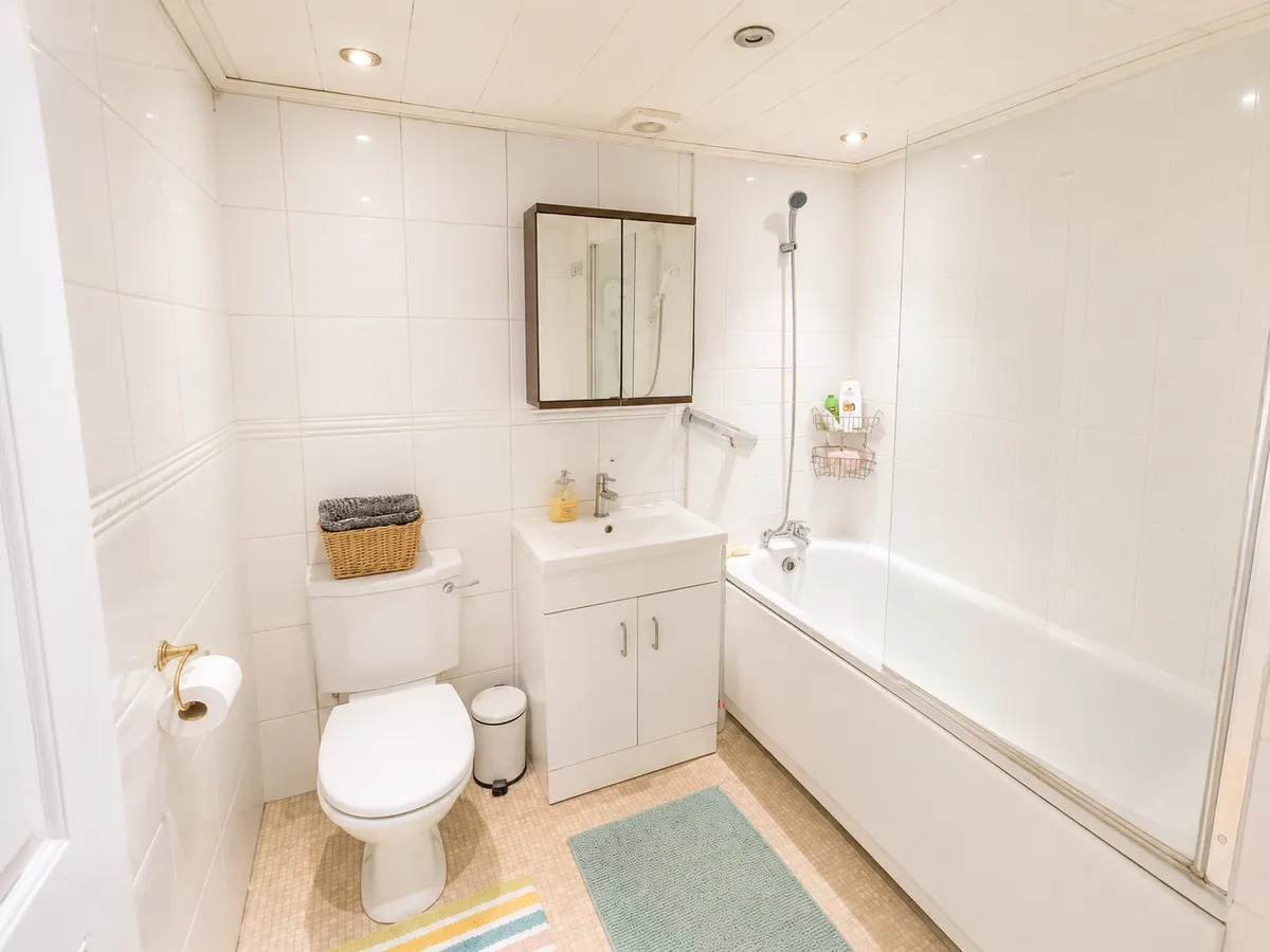 2 bed flat for sale - Image 5