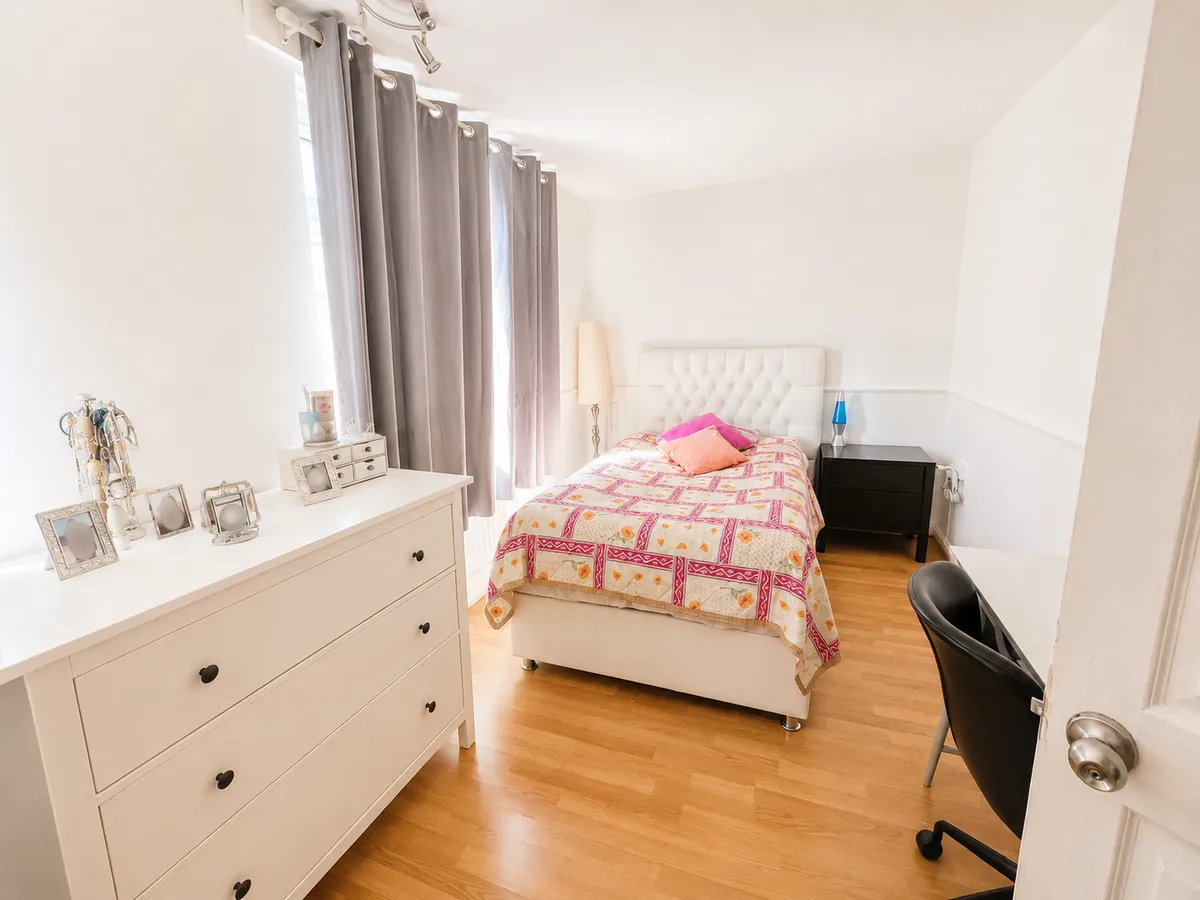 2 bed flat for sale - Image 7