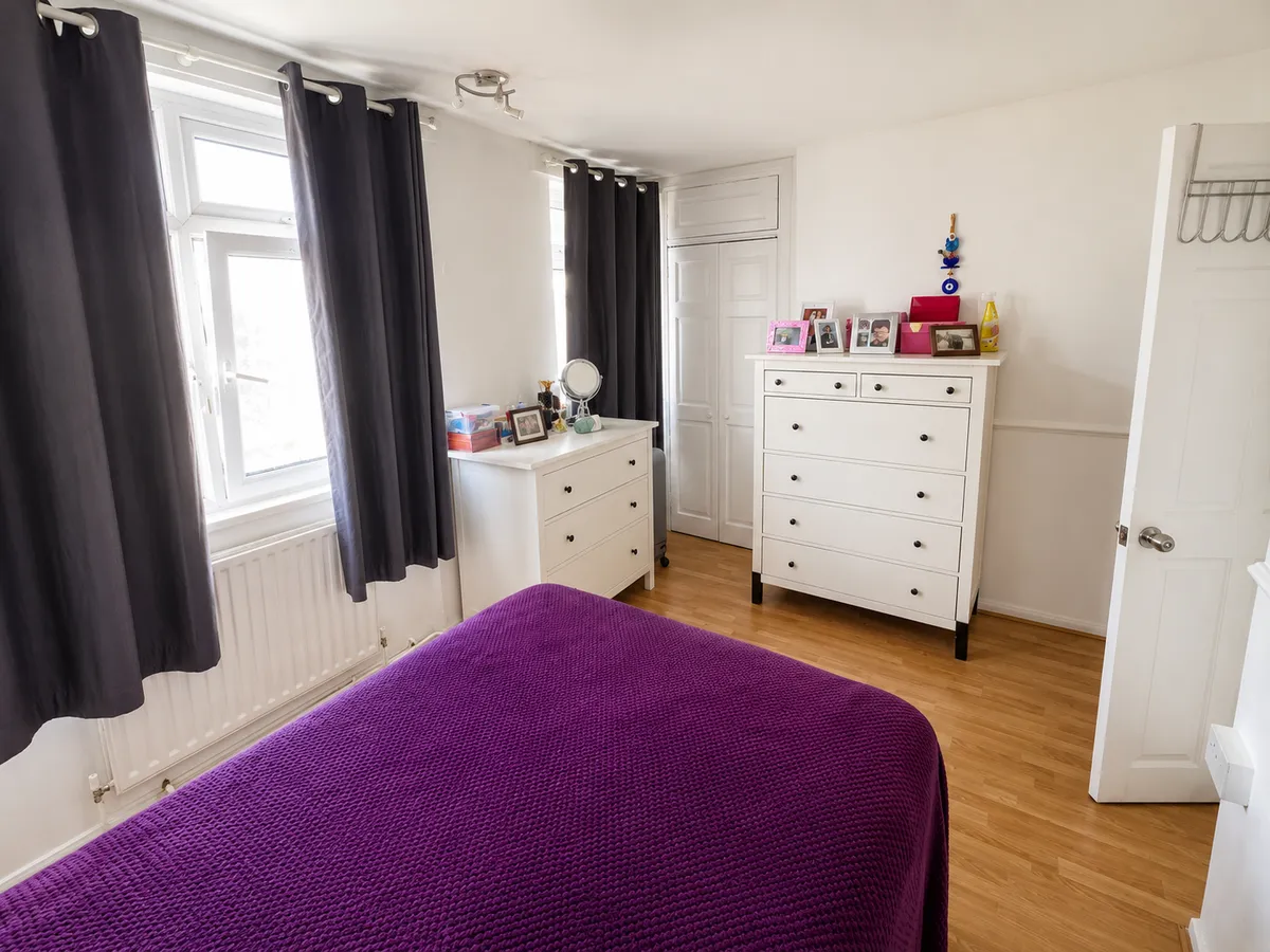 2 bed flat for sale - Image 8